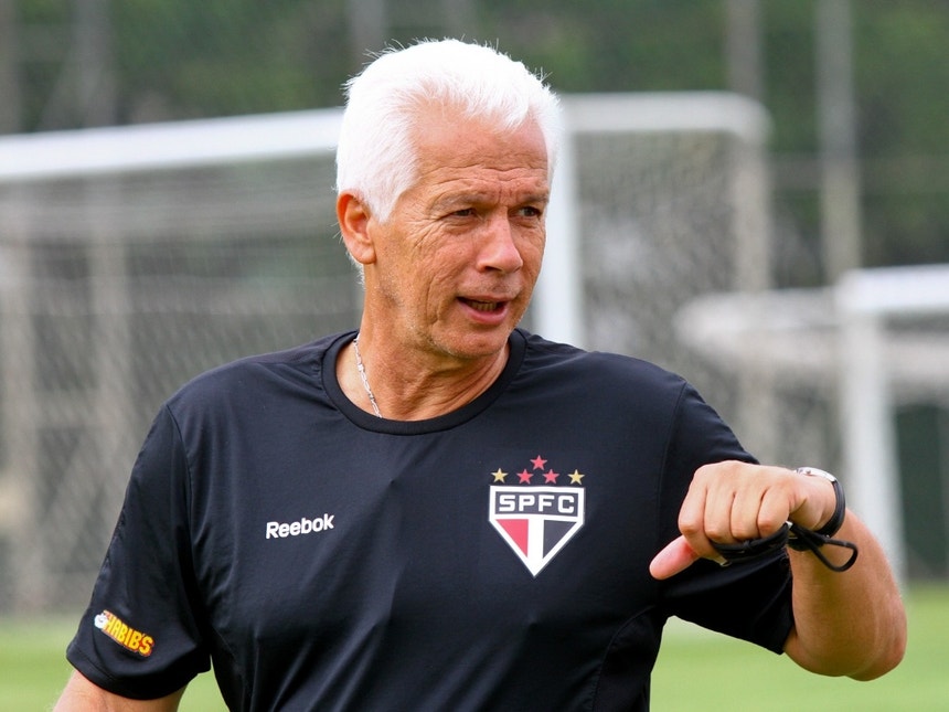 Emerson Leão considera que Douglas pode triunfar no Benfica
