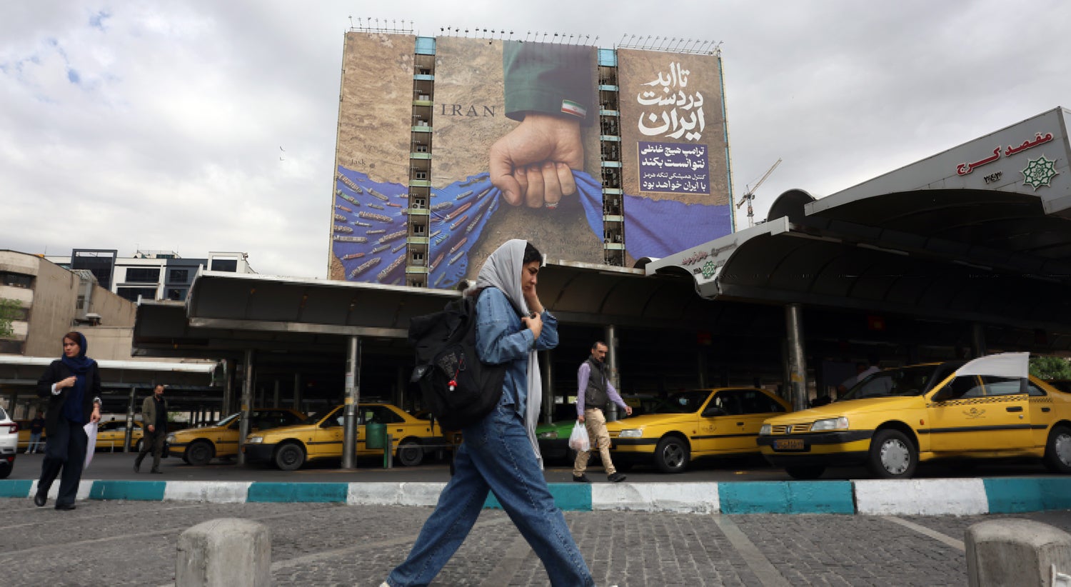 Casa Branca avalia próximos passos. Forças iranianas impedem petroleiros de cruzar Ormuz