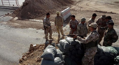 Tropas curdas tentam suster o avan&ccedil;o do EIIL (Estado Isl&acirc;mico do Iraque e do Levante) em Tikrit (Foto: Reuters)