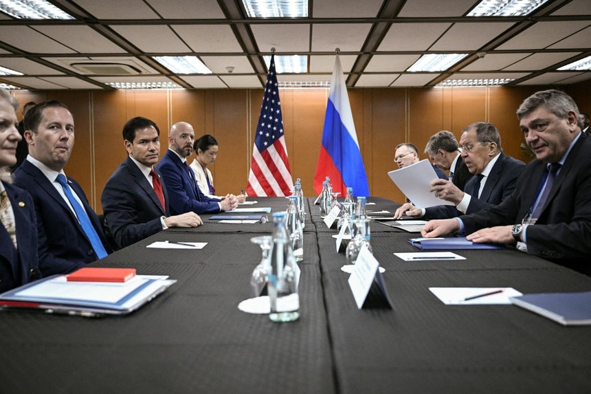 Imagem de Chefes da diplomacia norte-americana e russa discutem guerra na Ucrânia em Manila