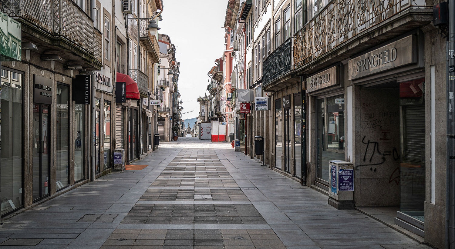  Ruas da cidade de Braga sem pessoas e com&eacute;rcio fechado devido &agrave; pandemia da covid-19 / Hugo Delgado - Lusa 