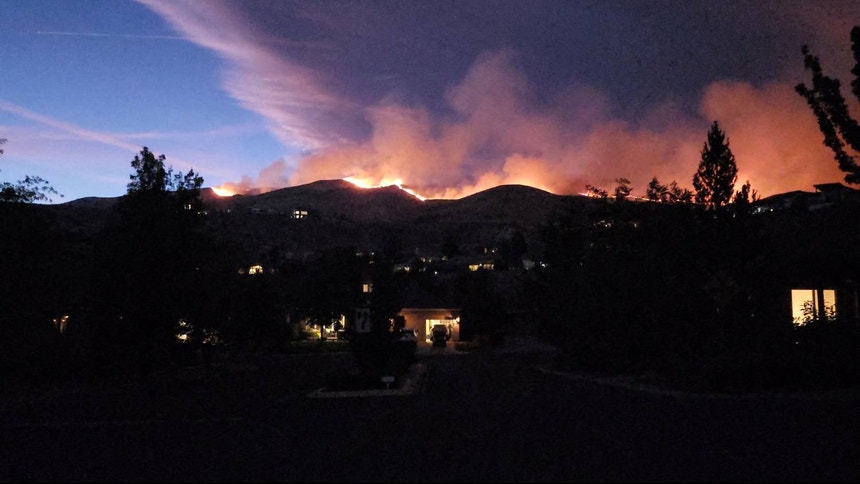 Imagem de Incêndio florestal no oeste dos EUA obriga à retirada de 40 mil pessoas
