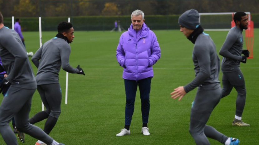 Covid-19. Mourinho e jogadores do Tottenham apanhados a treinar em conjunto