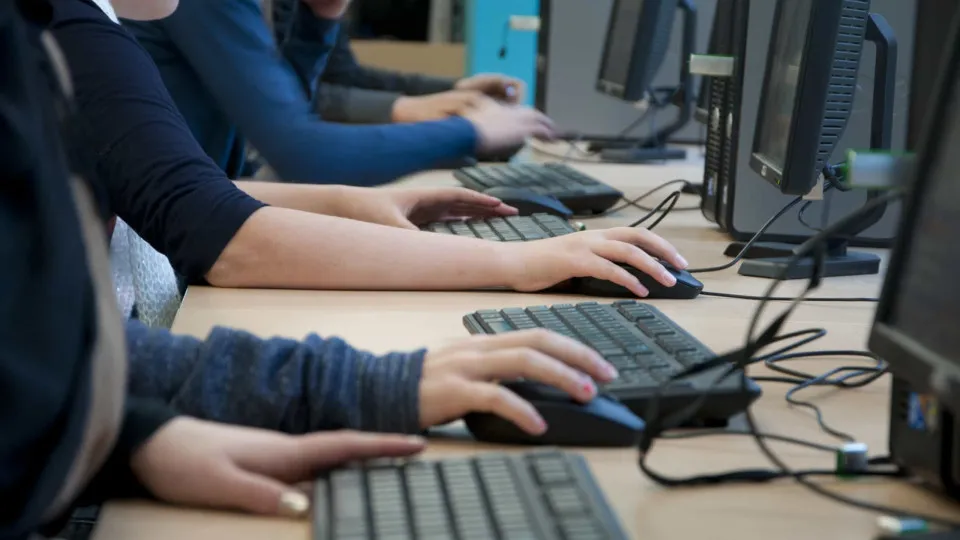 Provas de 4.º e 6.º ano arrancam hoje. Escolas dizem-se prontas para o formato digital