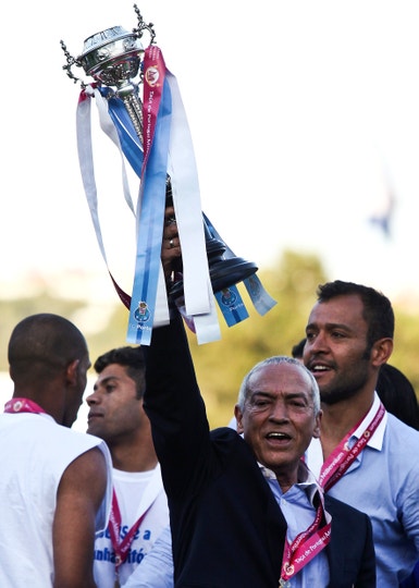 Jesualdo Ferreira com a taça na mão
