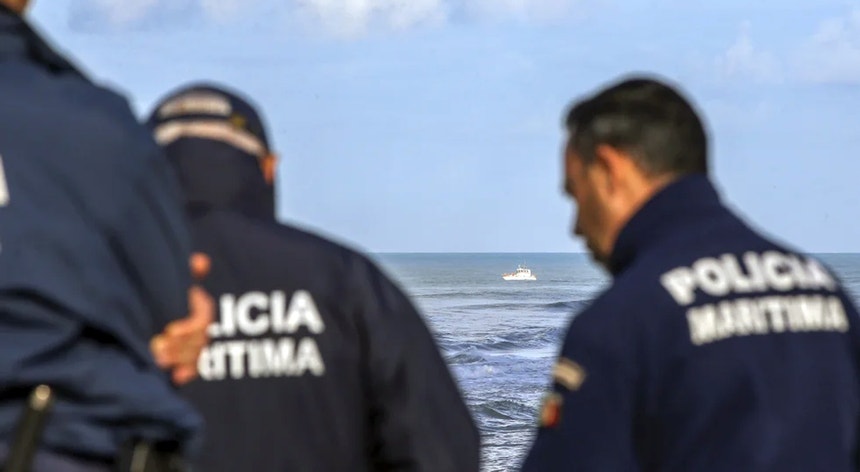 Marine police expand searches after shipwreck in Troia