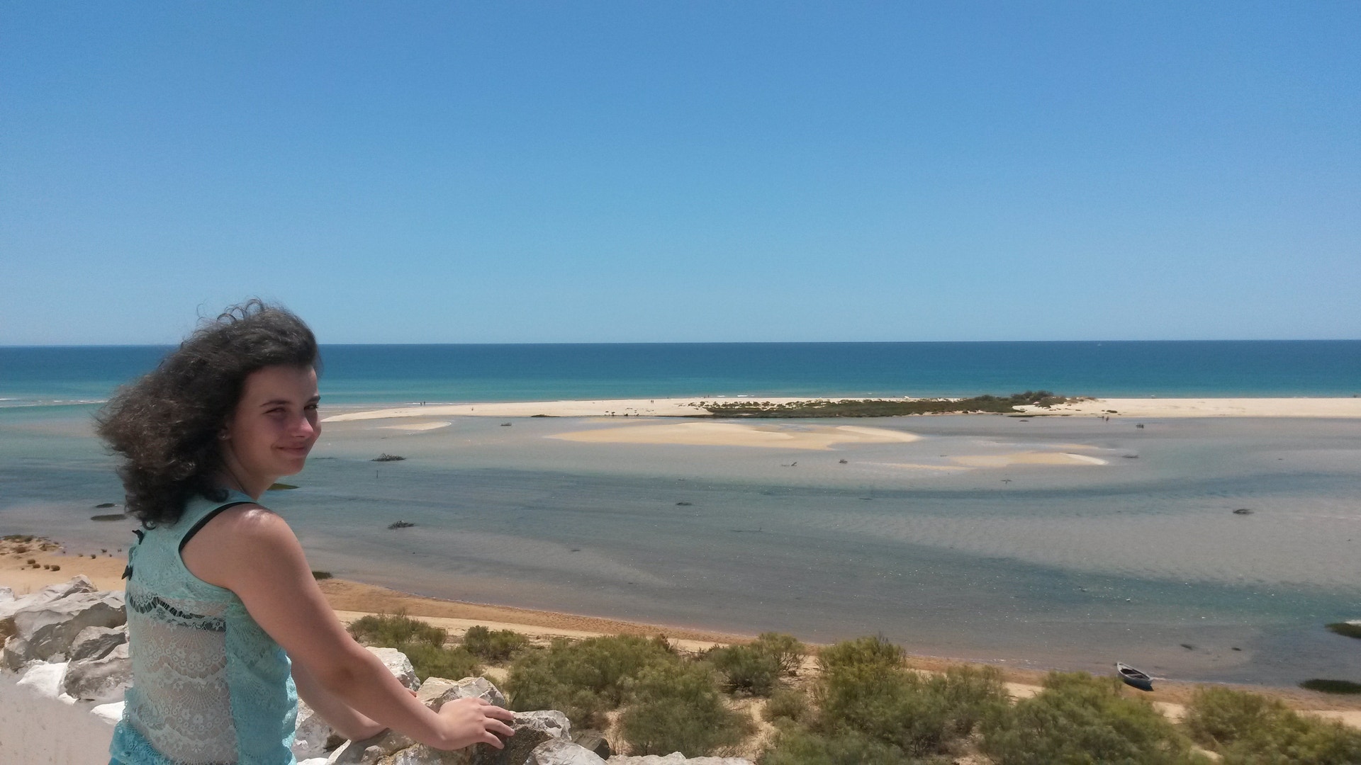  Enviada por Jo&atilde;o Fernandes, a sua filha Ana Catarina contemplar a Ria Formosa na localidade de Cacela Velha no Algarve. 