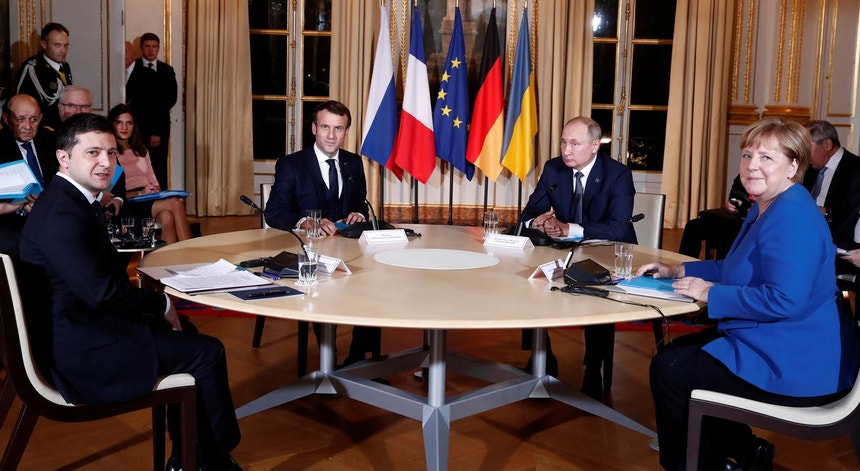 O Presidente da Ucrânia, Volodymyr Zelenskiy, o Presidente de França, Emmanuel Macron, o Presidente da Rússia, Vladimir Putin e a chanceler alemã. Angela Merkel, reuniram-se em Paris a 09 de dezembro de 2019, pela pacificação da região ucraniana de Donbas
