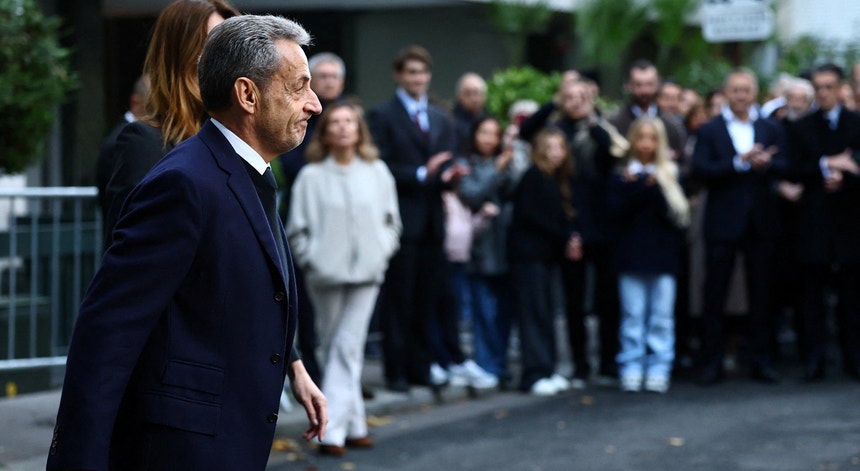 Sarkozy sai em liberdade com controlo judiciário