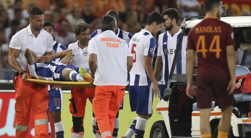 Maxi Pereira sai lesionado de maca
