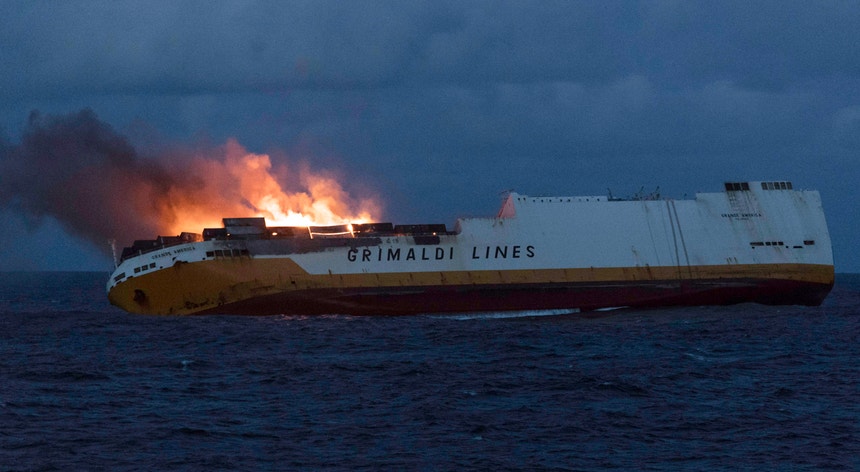 O naufrágio na terça-feira aconteceu dois dias depois do barco se ter incendiado
