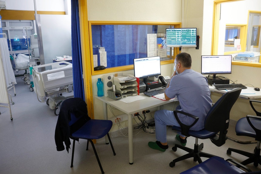 Imagem de Ataque informático SNS. Médicos do privado têm de passar baixas à mão