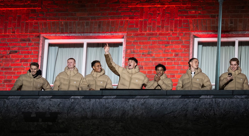 Imagem de Milhares celebram apuramento da Noruega