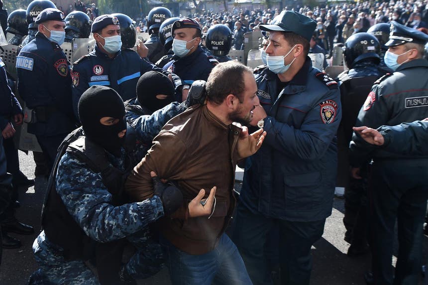 Um homem é levado pela polícia durante protestos na capital da Arménia, Erevan, contra um acordo de paz com o Azerbeijão, dia 11 de novembro de 2020 Foto: Reuters