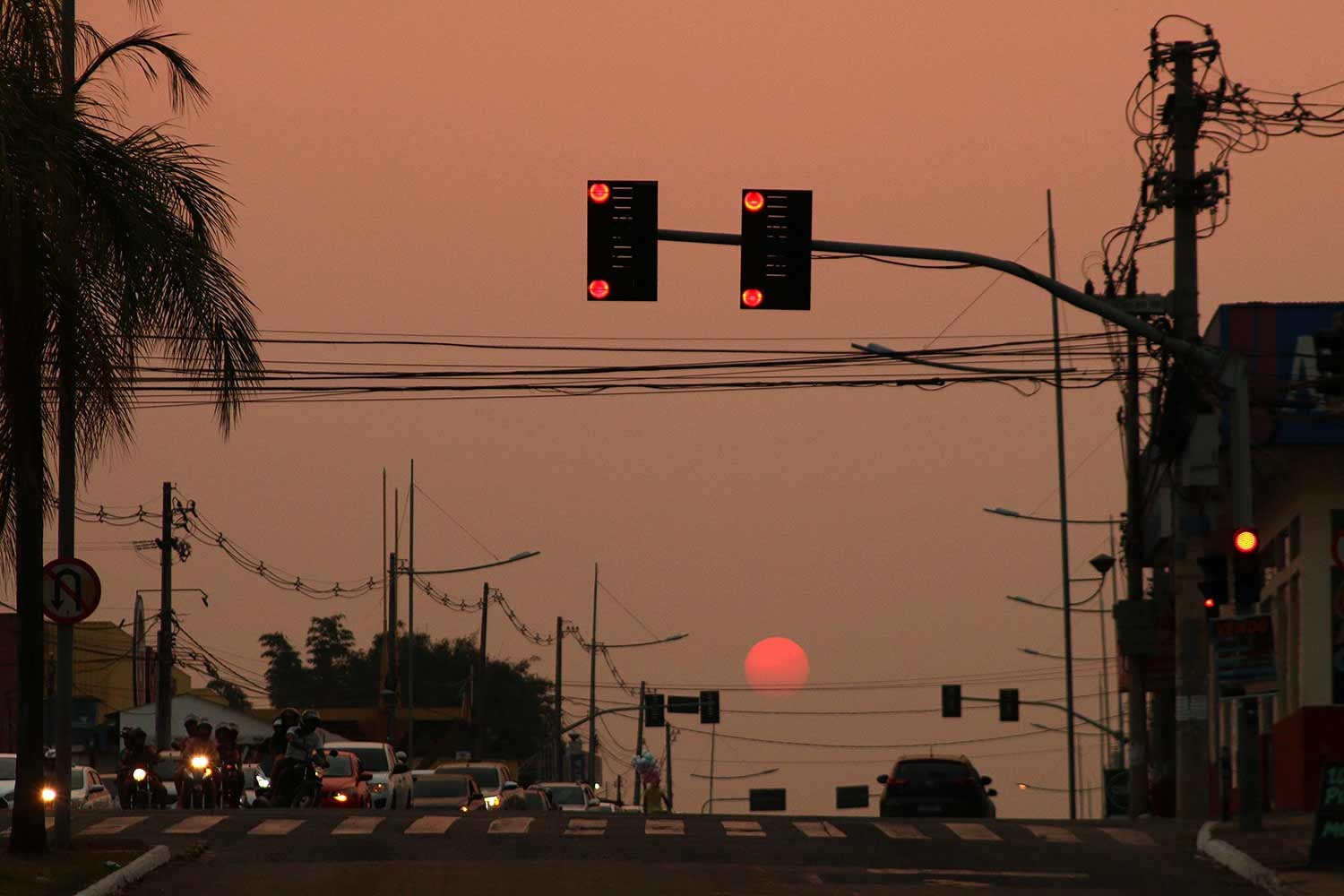  O c&eacute;u escuro  provocado pelo fumo dos inc&ecirc;ndios, em Rio Branco /Juan D&iacute;az - EPA 