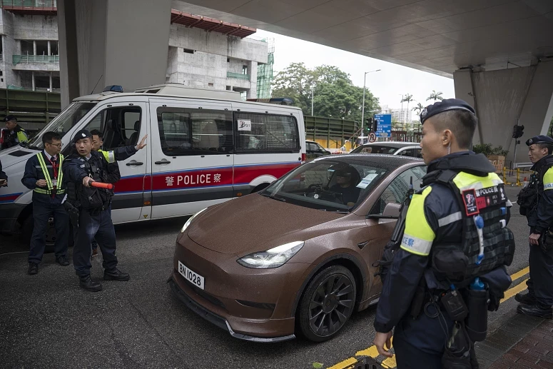 Forte dispositivo policial à porta do tribunal
