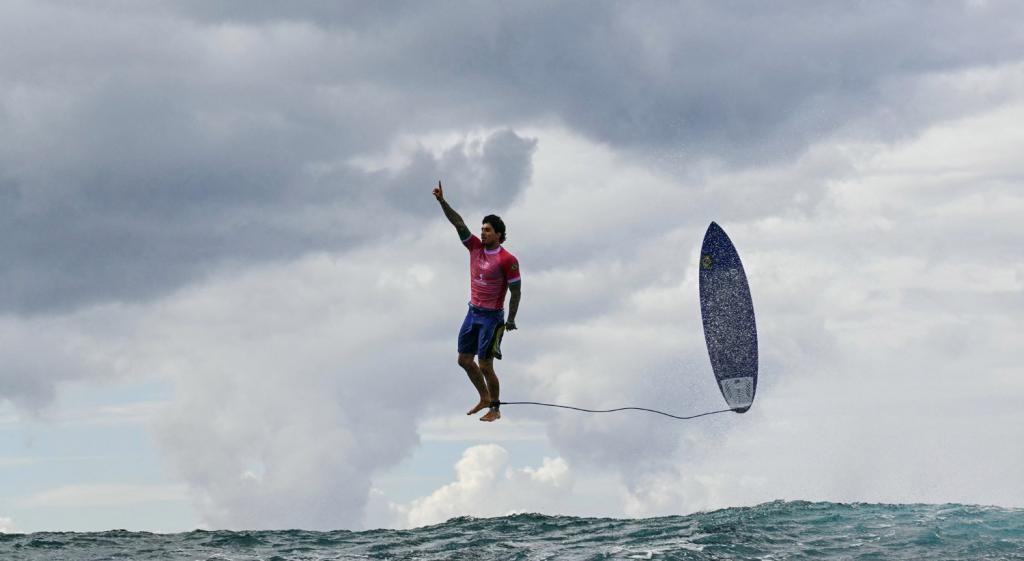  Surfista brasileiro Gabriel Medina, em Teahupo'o, na ilha do Taiti, na Polin&eacute;sia Francesa |  Jerome Brouillet - AFP   
