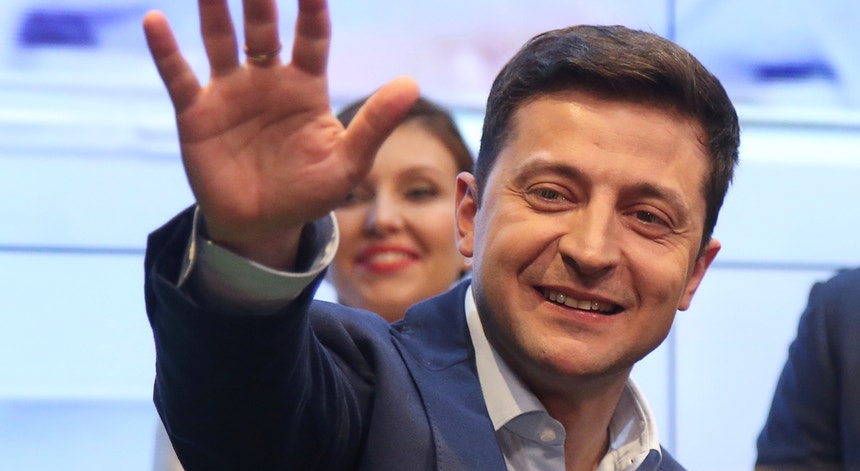 Volodymyr Zelensky venceu as eleições presidenciais da Ucrânia, a 21 de abril de 2019, com uma margem esmagadora sobre Petro Poroshenko.
