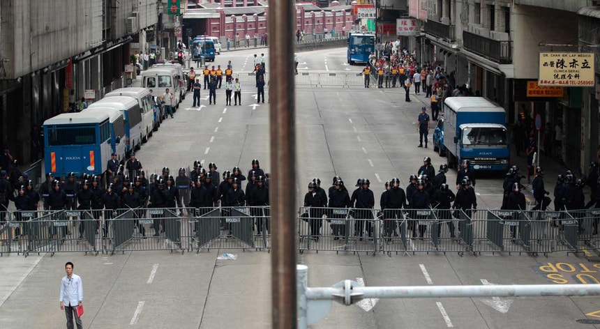 Barreira policial numa rua de Macau, por ocasião do 1º de maio de 2011
