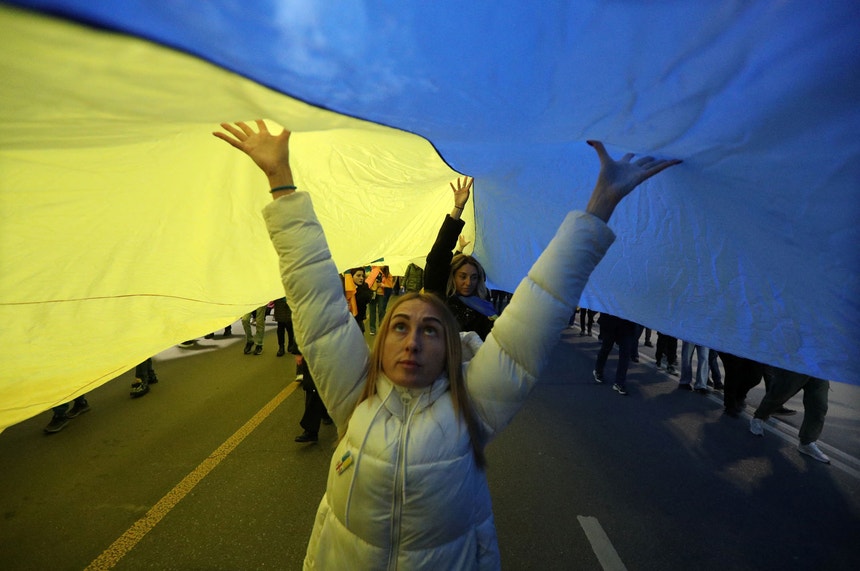 Manifestantes em Tbilissi, Geórgia, em apoio à Ucrânia, quando se cumprem dois anos da invasão russa  
