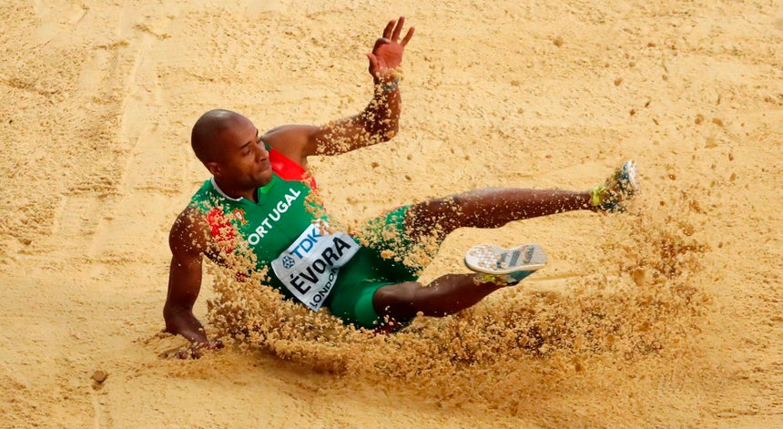 Resultado de imagem para Mundiais de Atletismo: Nelson Évora conquista bronze no triplo salto