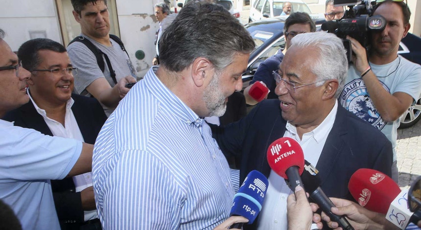 O primeiro-ministro António Costa acompanhado pelo presidente da Câmara de Monchique, Rui André, na chegada ao concelho após o incêndio
