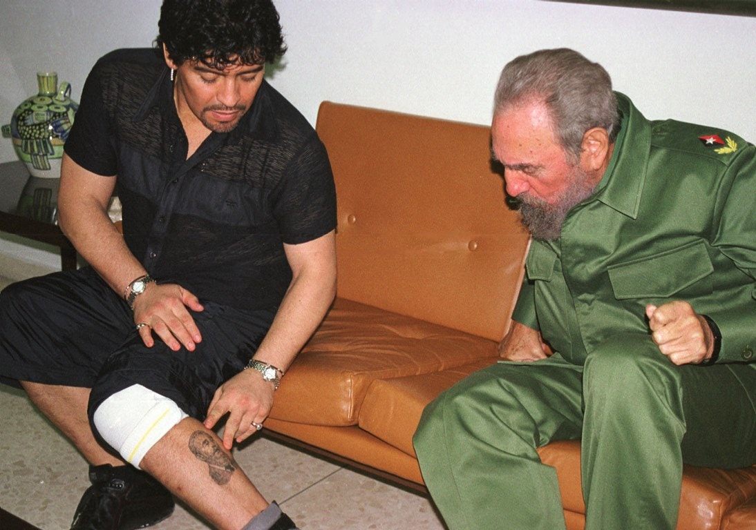  2001. Tatuagem na perna, com Fidel de Castro, Presidente de Cuba | Reuters    