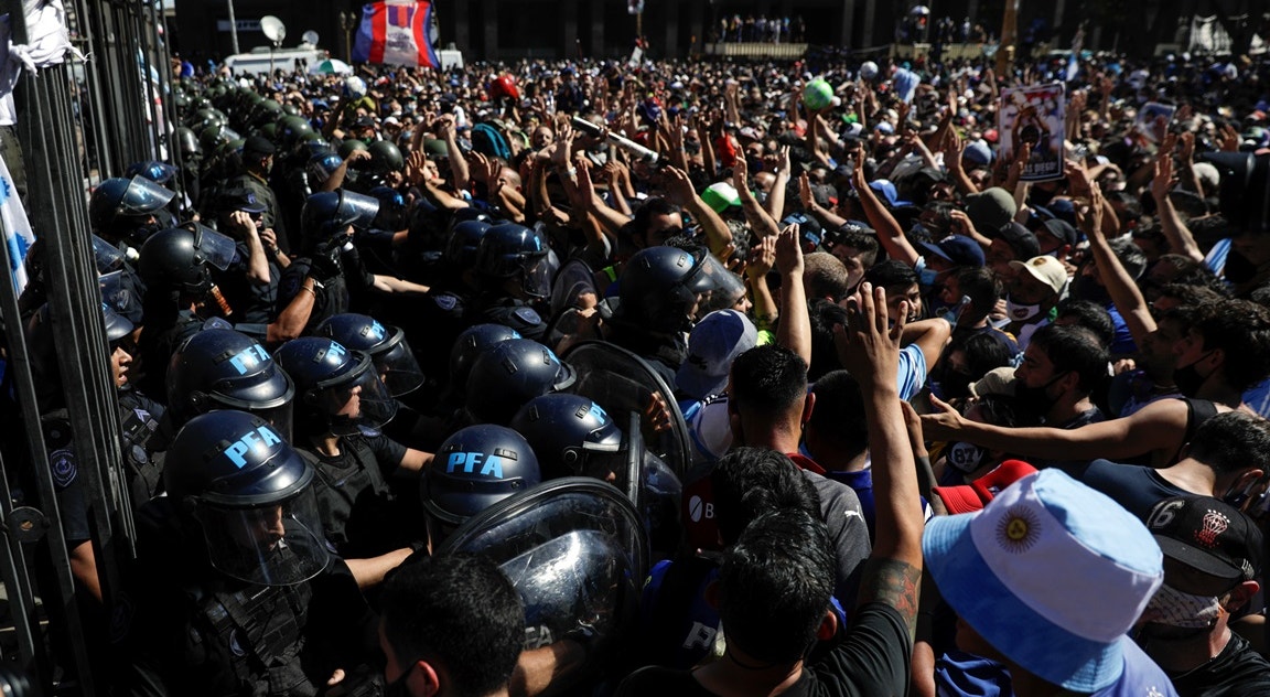  Adeptos em frente da Casa Rosada | Ricardo Moraes - Reuters  