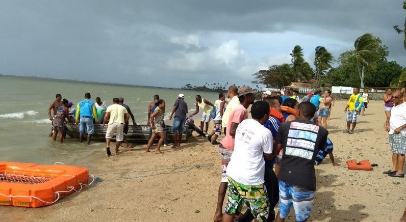 Resultado de imagem para Vinte e dois mortos em naufrágio de embarcação no Brasil