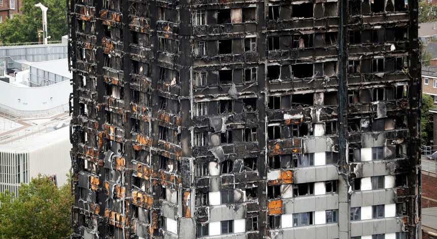 O incêndio da Torre Grenfell começou atrás de um frigorífico num apartamento do quarto andar. Em cerca de 30 minutos, o fogo propagou-se até ao 24.º andar.
