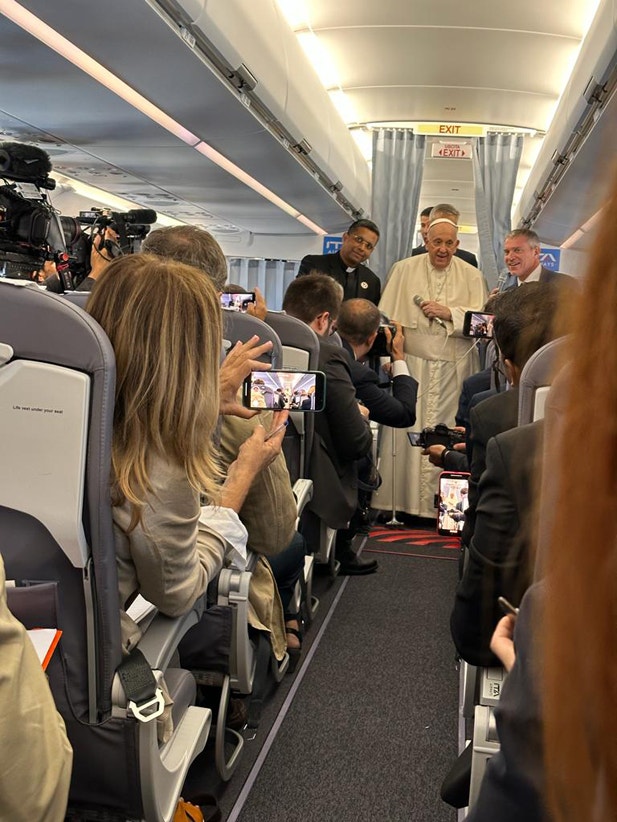  Papa Francisco no avi&atilde;o a caminho de Lisboa | RTP 