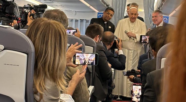  Papa Francisco no avi&atilde;o a caminho de Lisboa | RTP 