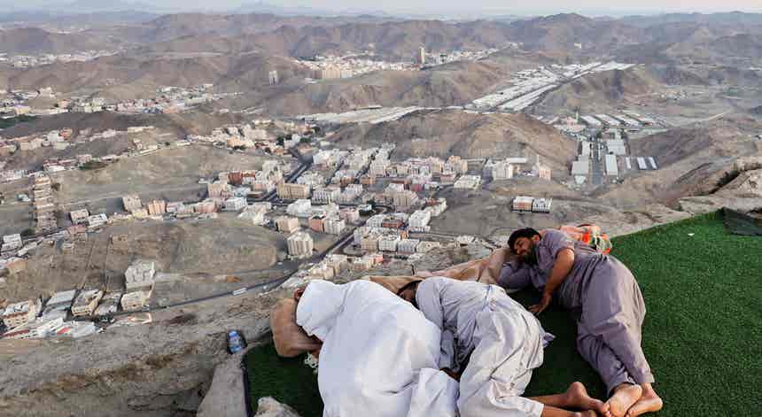 Arábia Saudita. Peregrinos no topo do Monte Al-Noor