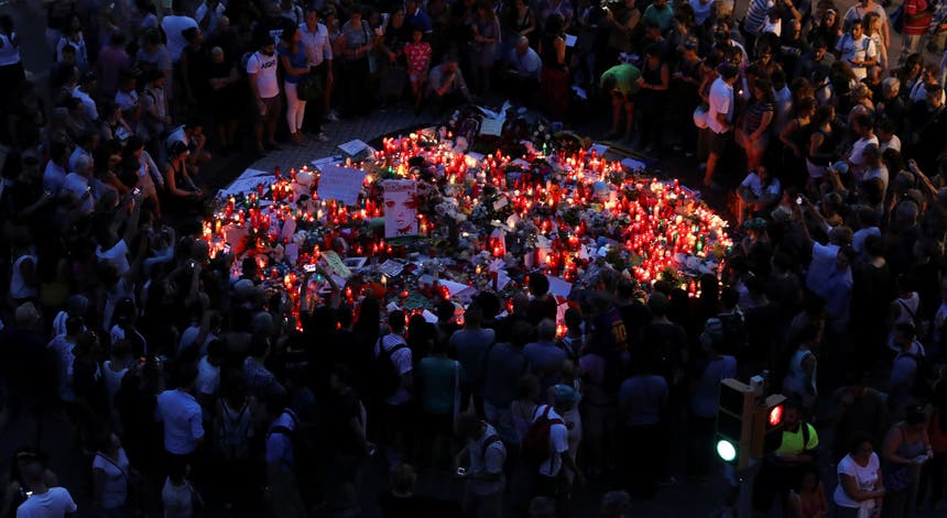 Homenagem às vítimas nas Las Ramblas, Barcelona. Foto: Reuters Homenagem às vítimas nas Las Ramblas, Barcelona. Foto: Reuters