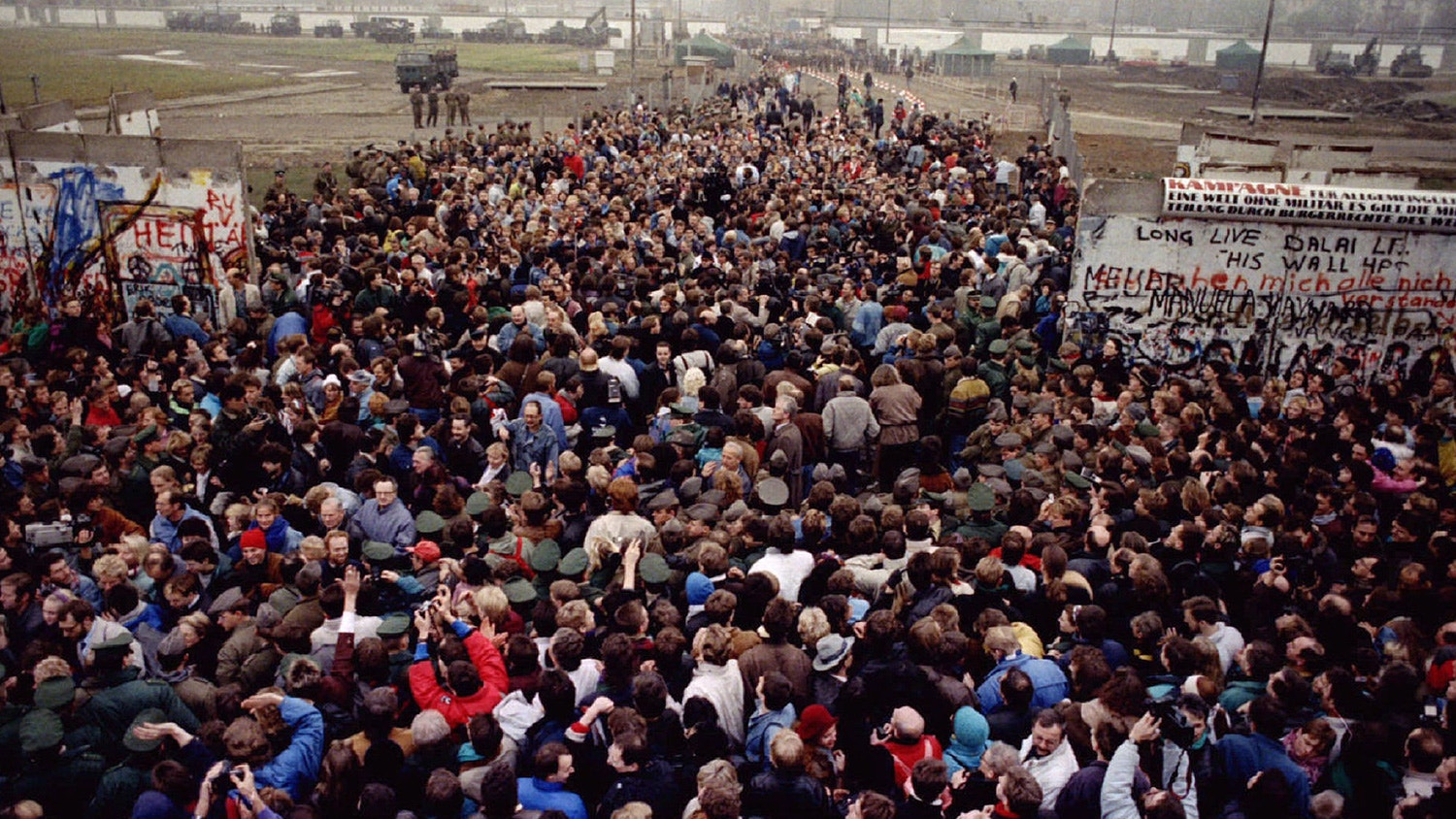  O encontro da Alemanha Ocidental e Oriental na Potsdamer Platz. 12 de novembro de 1989 | Wolfgang Rattay - Reuters 