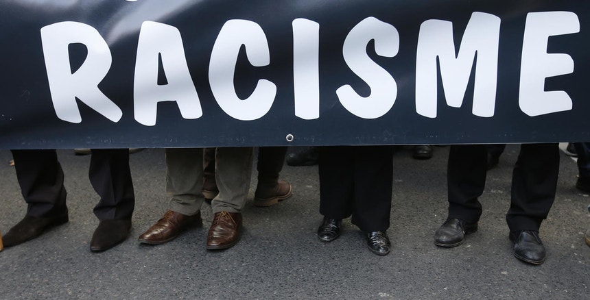 Uma faixa contra o racismo durante um protesto em Paris, França, no ano de 2013

