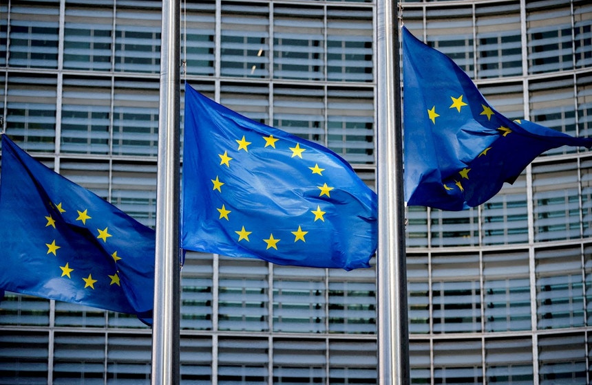 Bandeira da UE frente à sede da organziação em Bruxelas
