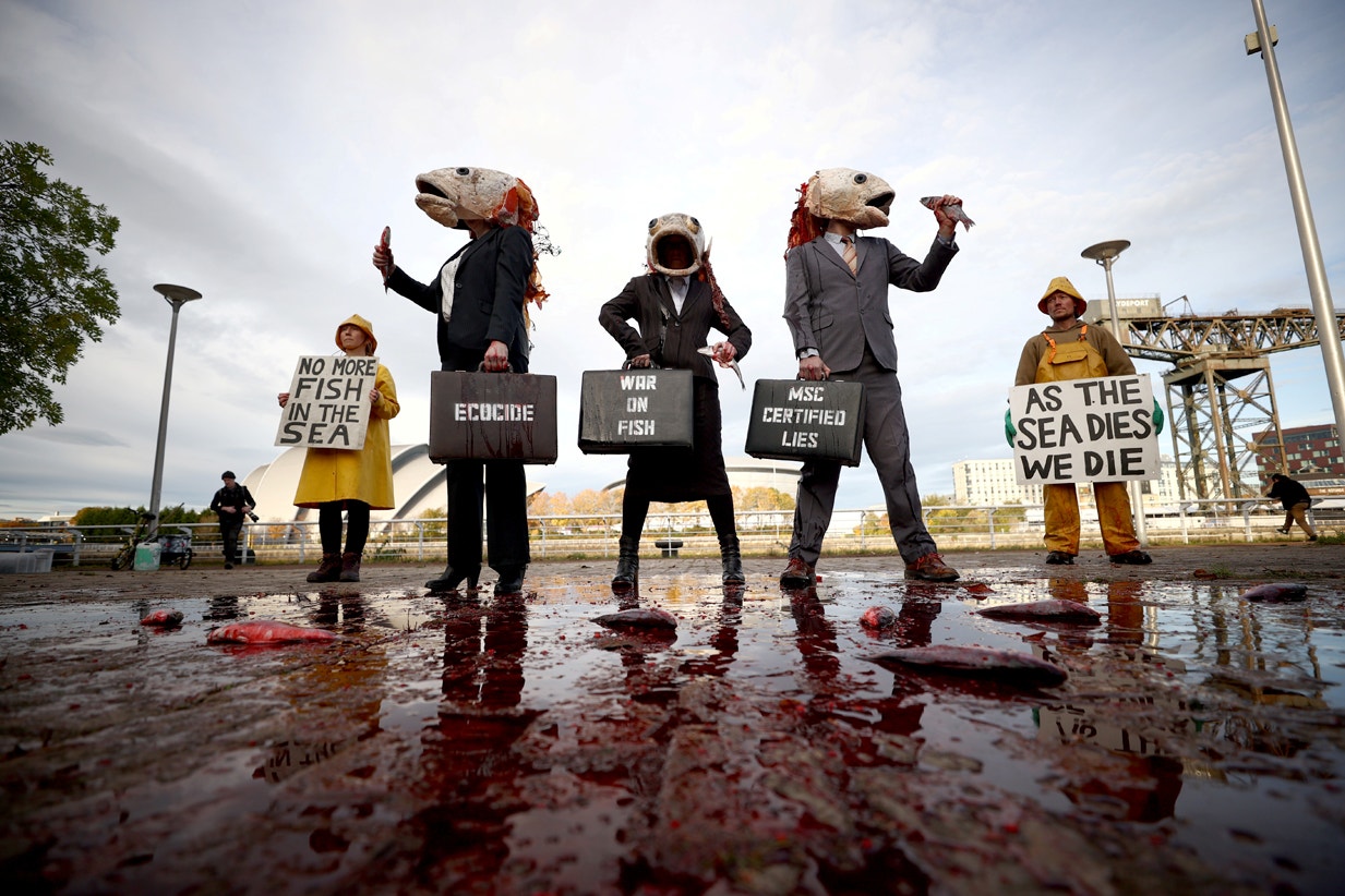  Ativistas da Ocean Rebellion protestam contra a pesca industrial | Hannah McKay - Reuters 