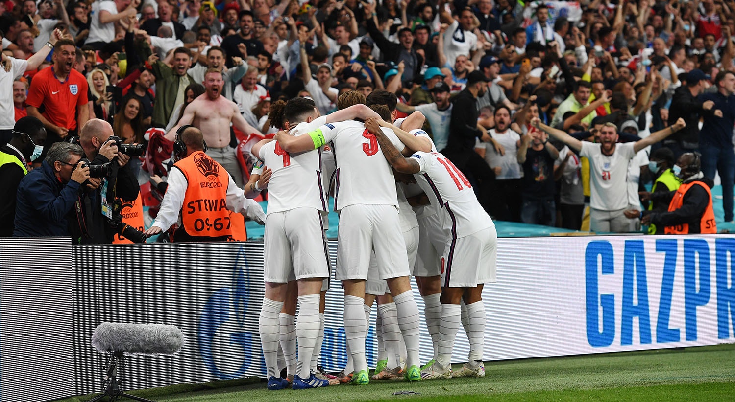  Euforia dos adeptos ingleses. | Foto: Andy Rain - Reuters 