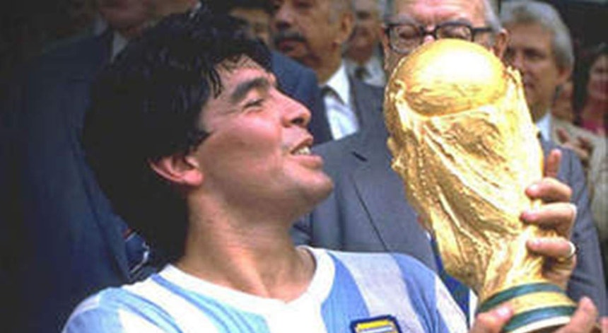 Maradona levanta a taça do mundo em 1986
