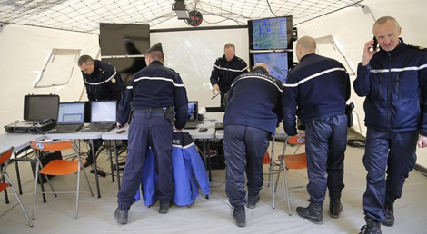 O posto de controlo das buscas em Seyne-les-Alpes (Foto:Reuters) O posto de controlo das buscas em Seyne-les-Alpes (Foto:Reuters)