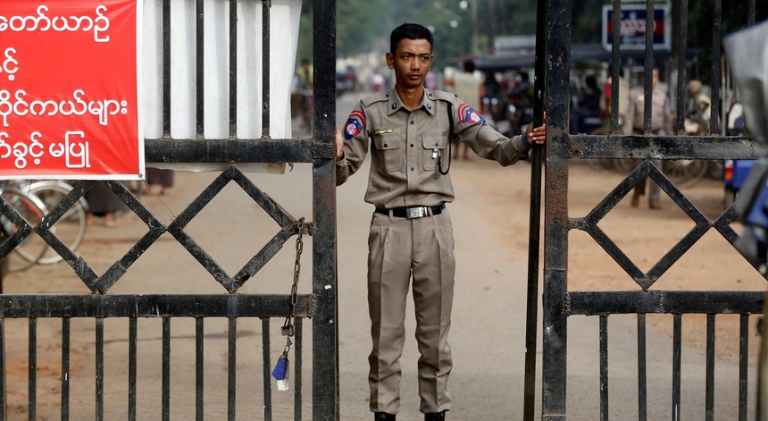 Militar guarda prisão em Rangoon, Myanmar. A sociedade civil exige à ONU que apoie o Governo de Unidade Nacional
