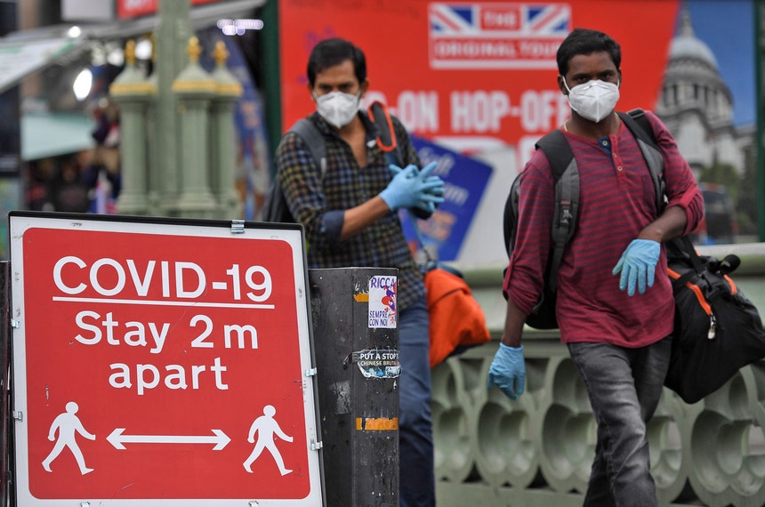 Covid-19. Restri&ccedil;&otilde;es de tr&ecirc;s n&iacute;veis entram em vigor em Inglaterra