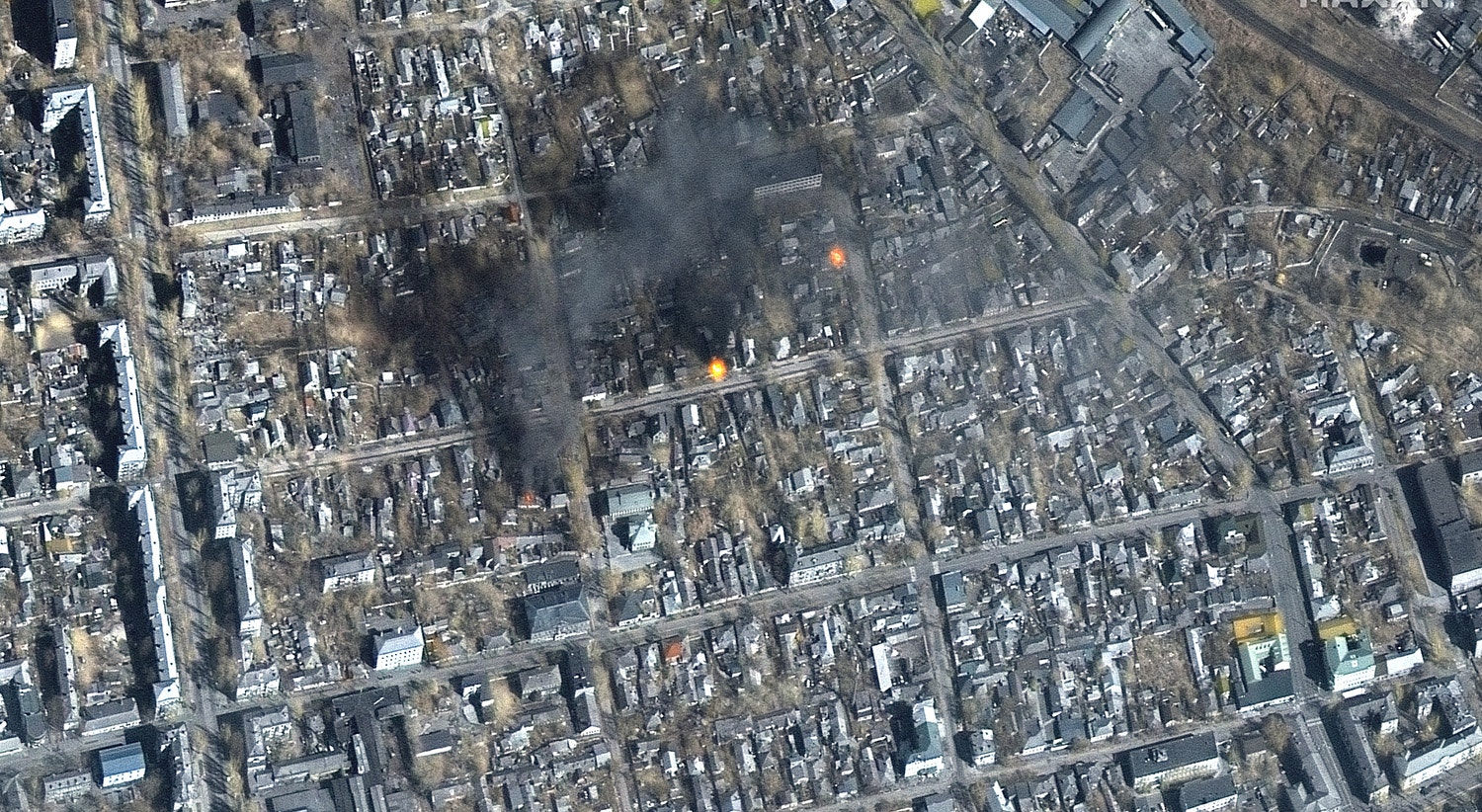  Uma imagem de sat&eacute;lite disponibilizada pela Maxar Technologies mostra os inc&ecirc;ndios provocados pelos bombardeamentos perto da rua Fontanna, no leste de Mariupol a 14 de mar&ccedil;o de 2022 |  Maxar Technologies/via EPA 