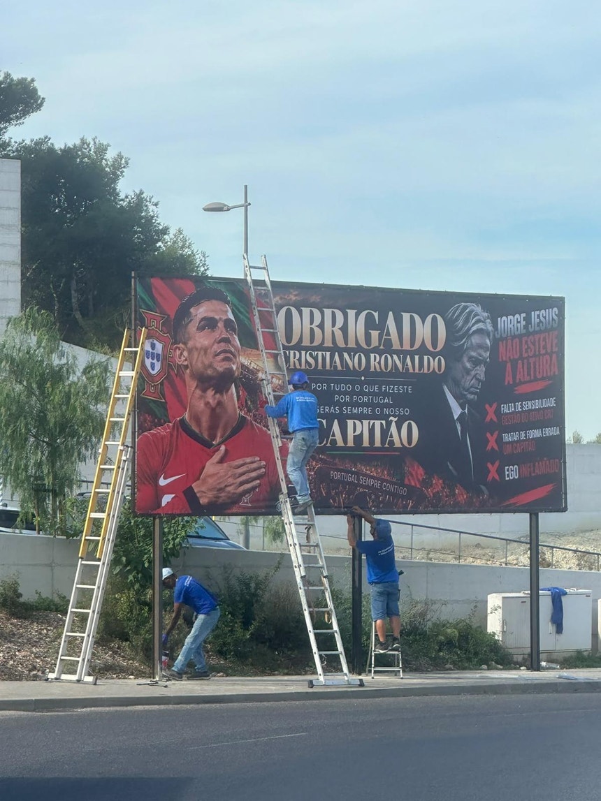 Imagem de Cartazes de apoio a Ronaldo colocados em Lisboa e Oeiras após polémica na seleção