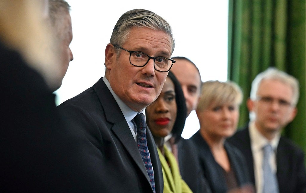 Starmer considera inaceitável violência contra imi
