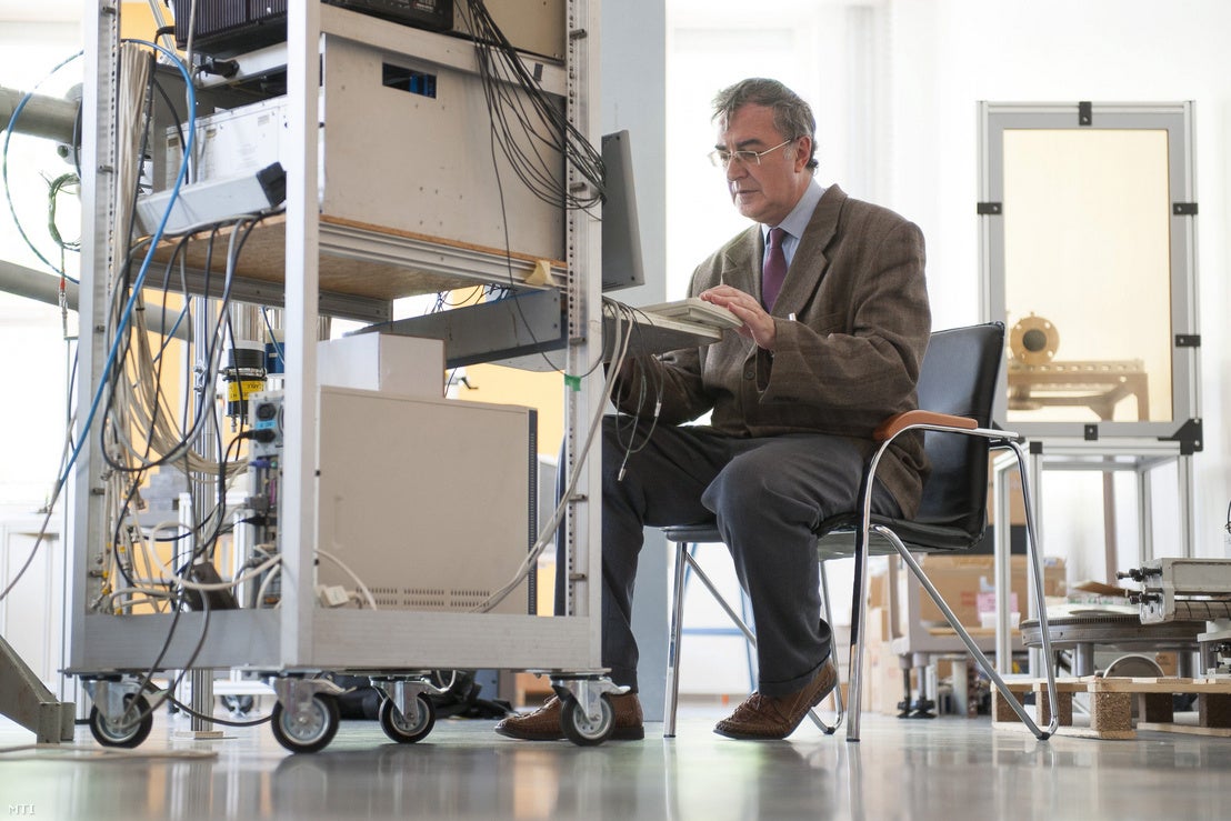 Attila Krasznahorkay, frente ao espect&oacute;metro no laborat&oacute;rio Atomki, Hungria Foto: DR