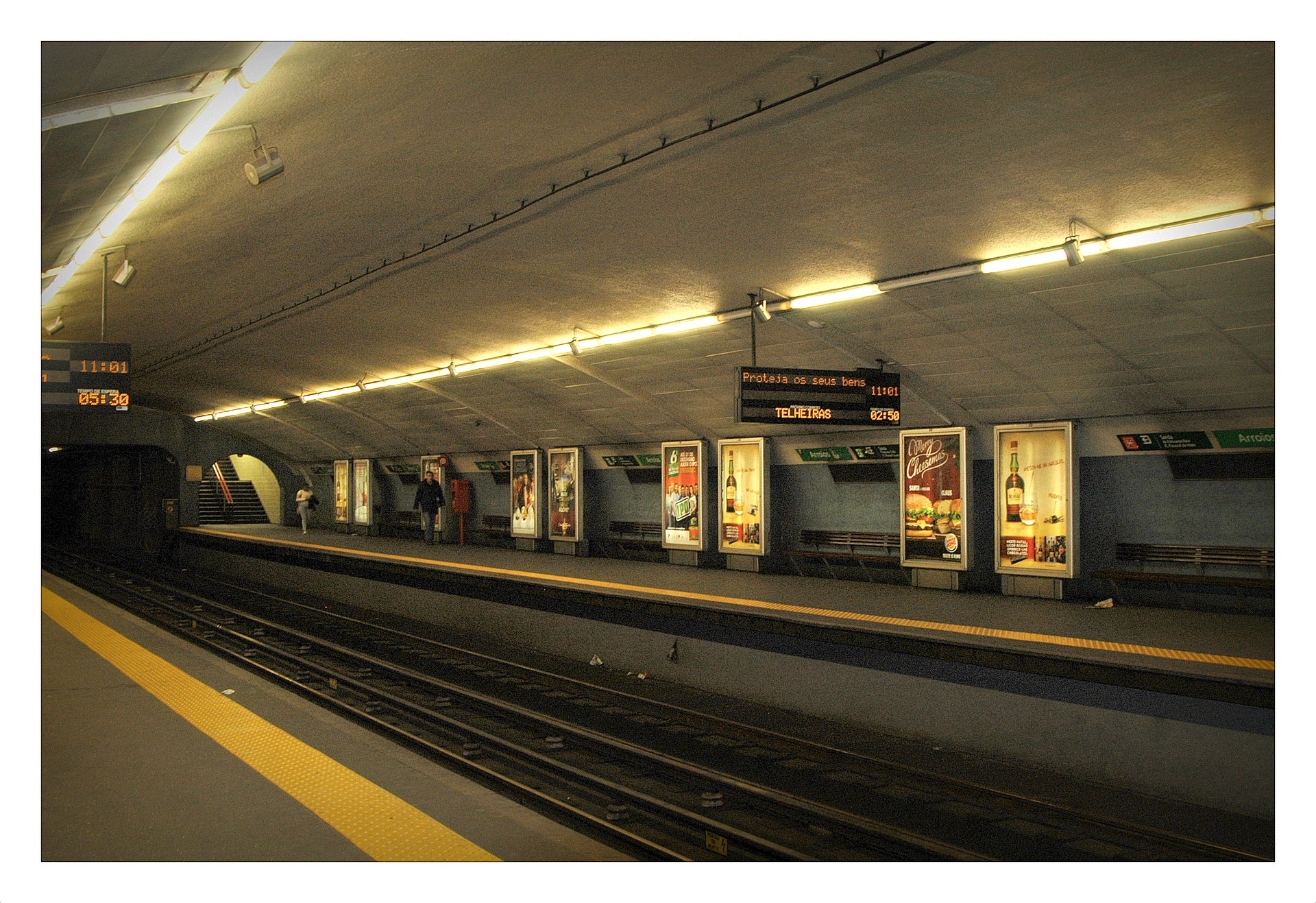  Arroios: inaugurada a 18 de julho de 1972 no &acirc;mbito da expans&atilde;o da linha de Metropolitano at&eacute; Alvalade. O projeto arquitet&oacute;nico foi de Dinis Gomes com interven&ccedil;&otilde;es pl&aacute;sticas da pintora Maria Keil. &Eacute; uma das duas esta&ccedil;&otilde;es que ainda n&atilde;o foi alvo de processo de remodela&ccedil;&atilde;o. 