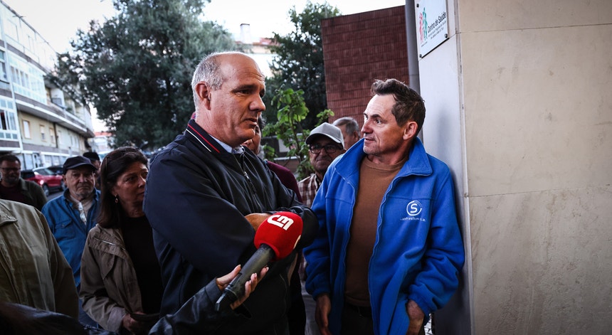 Imagem ilustrativa: Raimundo ouve queixas de utentes  do centro de saúde do Olival no Cacém