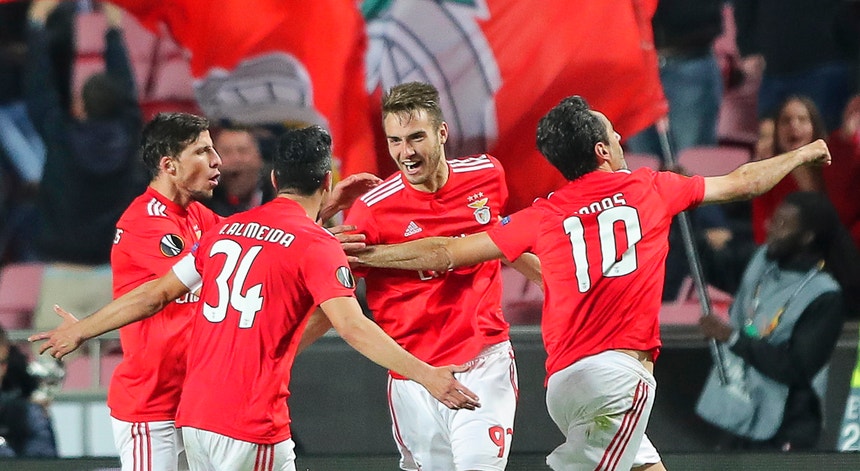 A equipa do Benfica juntou-se ao público e protagonizou uma noite europeia à antiga

